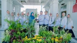 RSUD SAAS Peureulak Terima Puluhan Pot Bunga Dari Istri Wakil Bupati