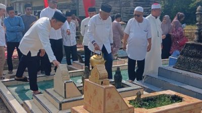 Dalam Rangka Menyambut Ramadhan 1447 H Bupati Pelalawan Zukri Melaksanakan Ziarah Makam Sultan Pelalawan