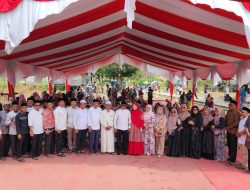 Bupati Pelalawan H. Zukri, SM, MM Di Dampingi Oleh Kepala Dinas Kominfo Pelalawan  Menghadiri Kegiatan Ziarah Di Terusan, Pelalawan