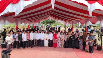 Bupati Pelalawan H. Zukri, SM, MM Di Dampingi Oleh Kepala Dinas Kominfo Pelalawan  Menghadiri Kegiatan Ziarah Di Terusan, Pelalawan