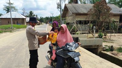 Sentuhan Humanis Polri: Kapolsek Pantee Bidari Sambangi Rumah Warga Salurkan Bantuan “Berkah Ramadan”